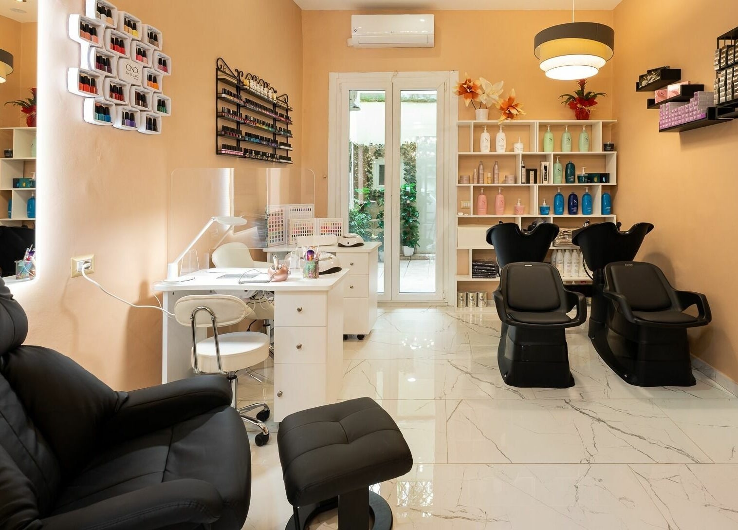 Interno elegante di Beauty Lounge 1 221 a Firenze, Toscana, IT, con poltrone e postazioni per trattamenti.