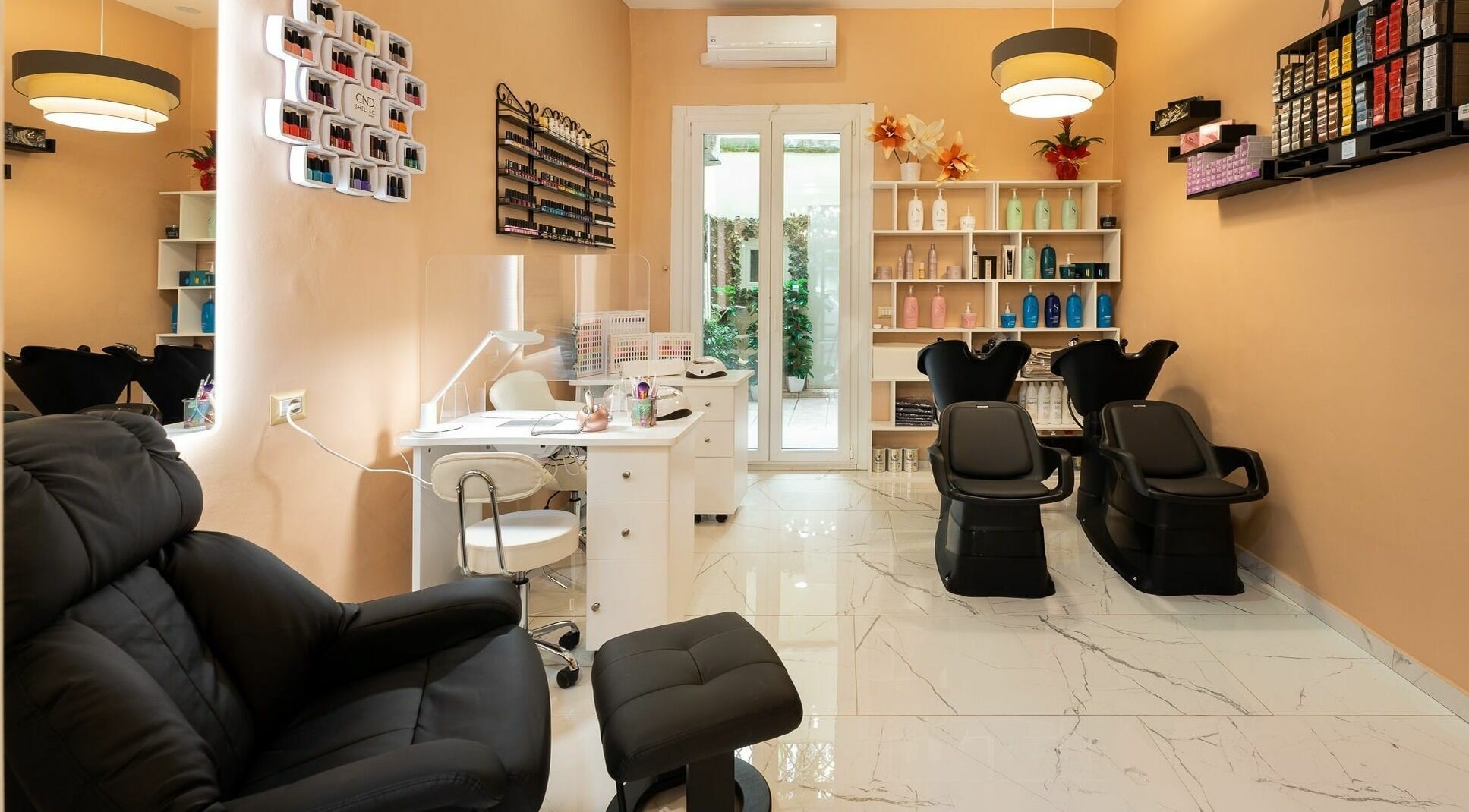 Interno elegante di Beauty Lounge 1 221 a Firenze, Toscana, IT, con poltrone e postazioni per trattamenti.