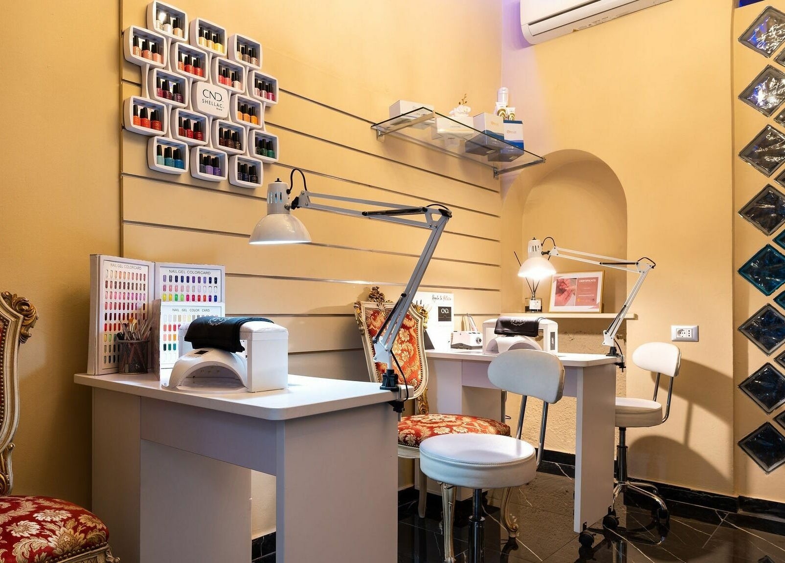 Area manicure di Beauty Lounge 1 221 a Firenze, Toscana, IT. Arredo elegante con strumenti professionali.