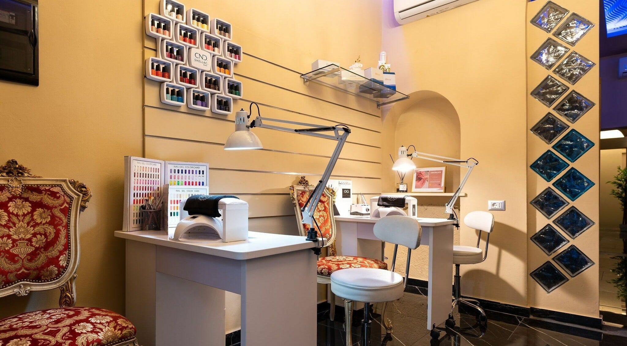 Area manicure di Beauty Lounge 1 221 a Firenze, Toscana, IT. Arredo elegante con strumenti professionali.
