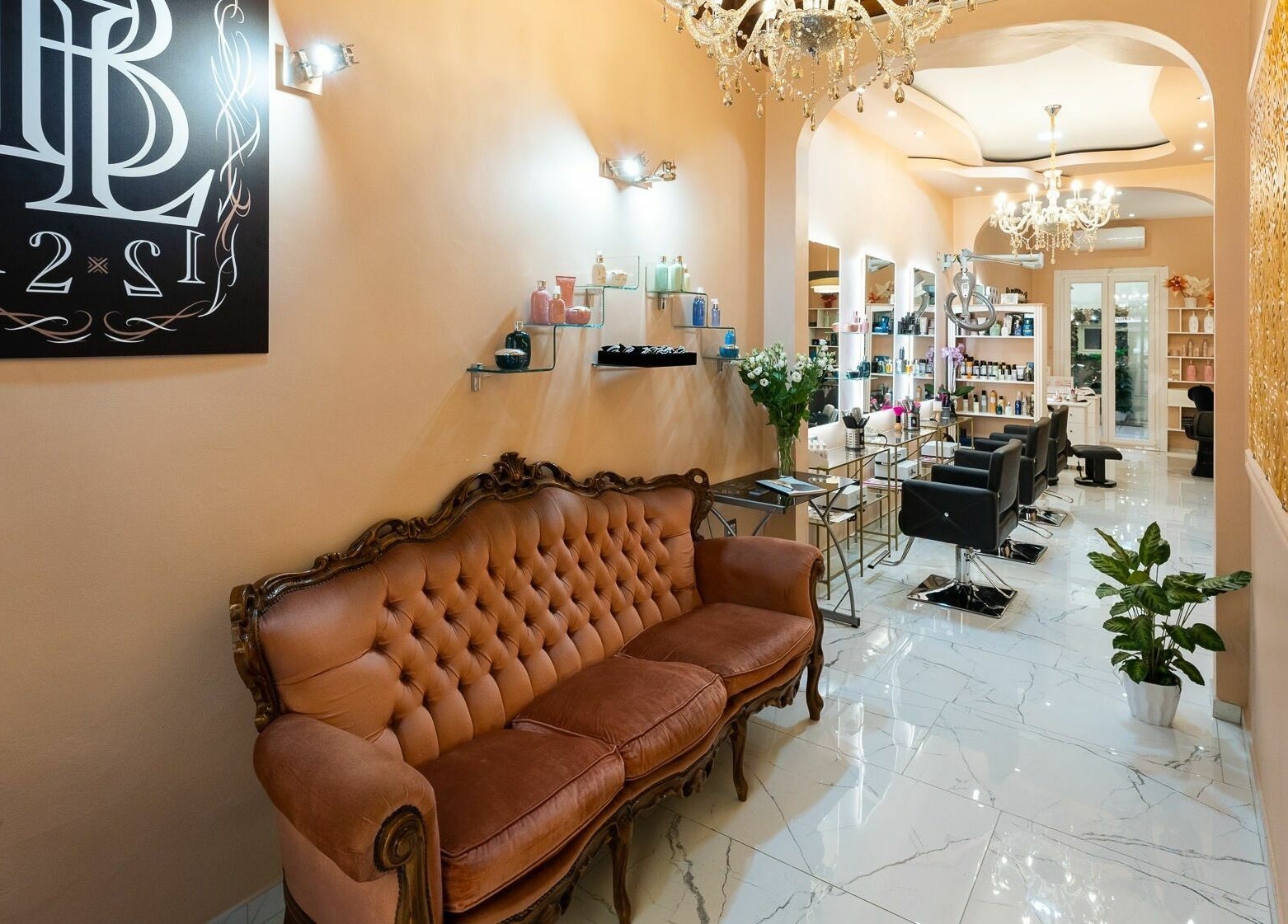 Interno di Beauty Lounge 1 221 a Firenze, Toscana, IT con arredi eleganti e un'atmosfera accogliente.