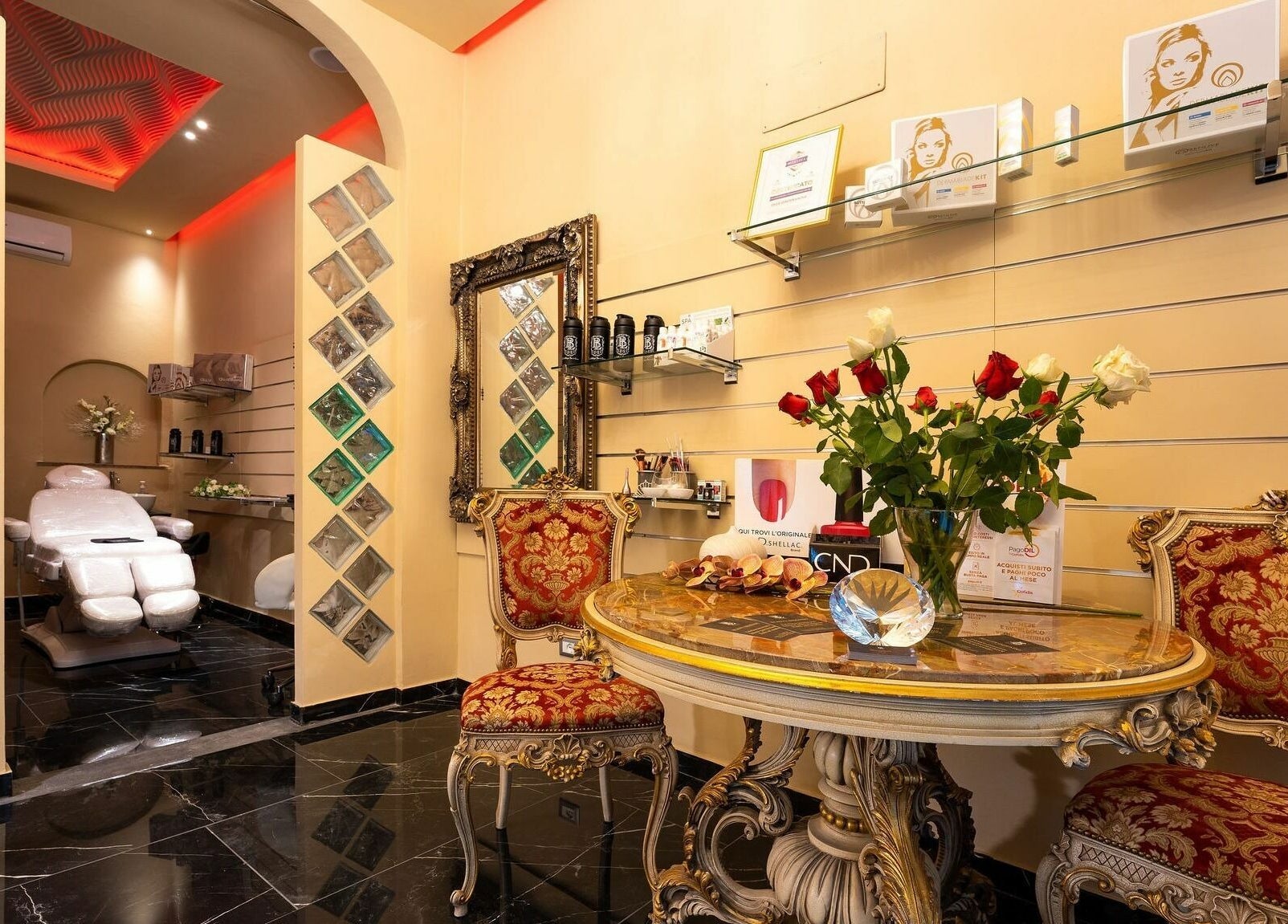 Interni raffinati di Beauty Lounge 1 221, Firenze, Toscana, IT con arredi eleganti e dettagli lussuosi.
