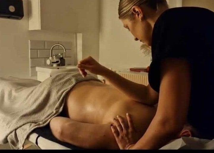 Professional massage at Happy Body - Massage & Physiotherapy in Peterborough, England, GB.