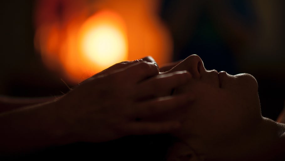 Massaggio rilassante al viso presso NEW MOON, Lugano, Ticino, CH, con luce soffusa.