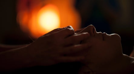 Massaggio rilassante al viso presso NEW MOON, Lugano, Ticino, CH, con luce soffusa.