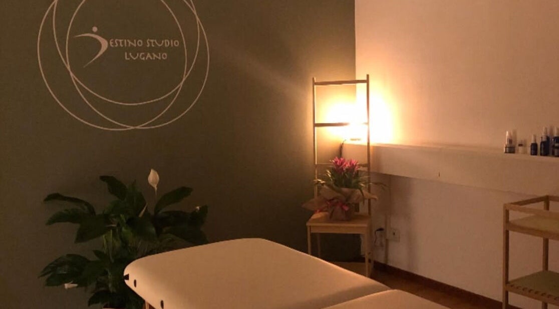 Interno rilassante di Studio Destino a Lugano, Ticino, CH con letto da massaggio e illuminazione soffusa.
