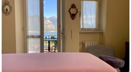 Interno di Tuina Massage By Sido a Lugano, Ticino, CH, con vista lago dalla finestra.