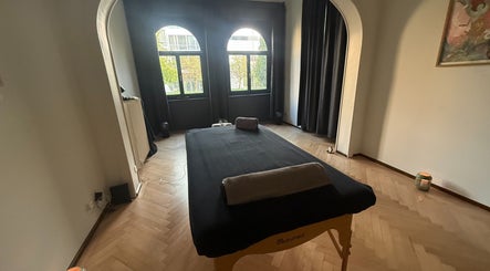 Sala massaggi a NEW MOON, Lugano, Ticino, CH, con letto da massaggio e luce soffusa.