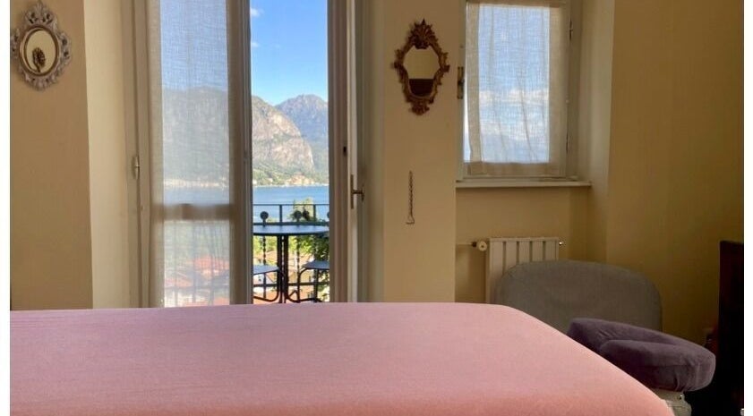 Sala massaggio con vista sulle montagne al Tuina Massage By Sido, Lugano, Ticino, CH.