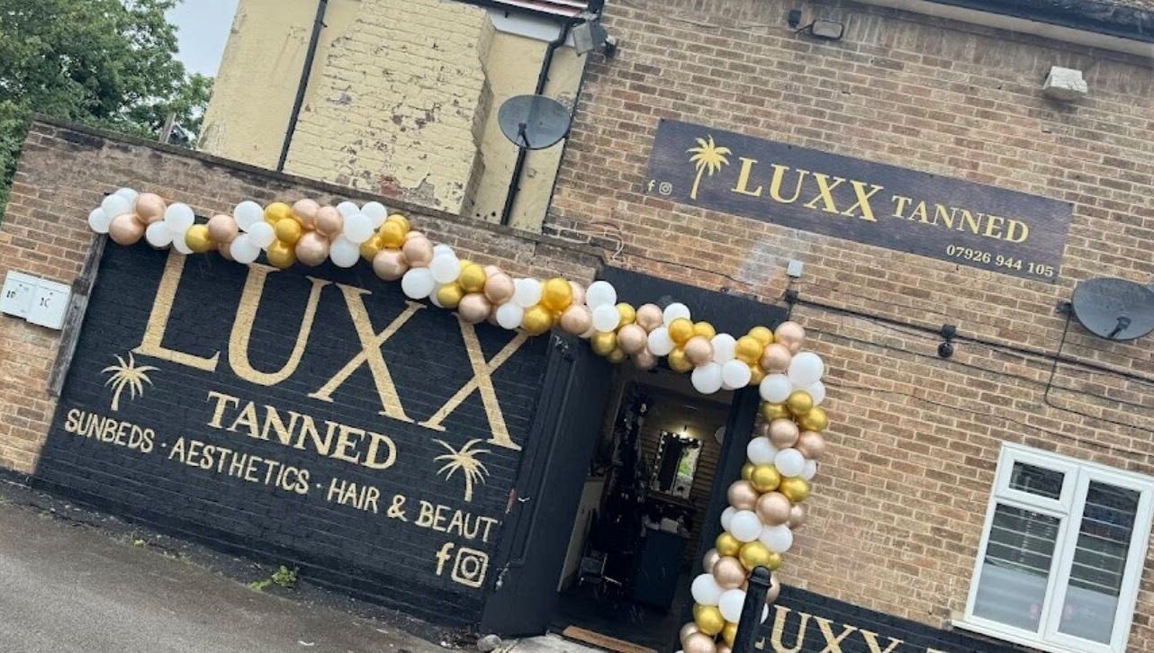 Luxx Tanned, venue near Billie’s Lashes in Sheffield, England, GB, decorated with balloons.