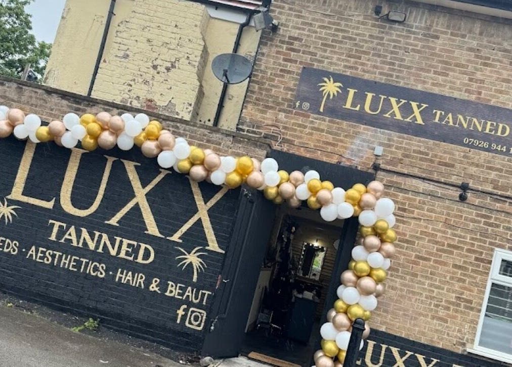 Luxx Tanned, venue near Billie’s Lashes in Sheffield, England, GB, decorated with balloons.