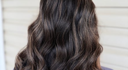 Beautiful wavy brunette hairstyle at Catherine’s Head2Toe in Kalamazoo, Michigan, US.