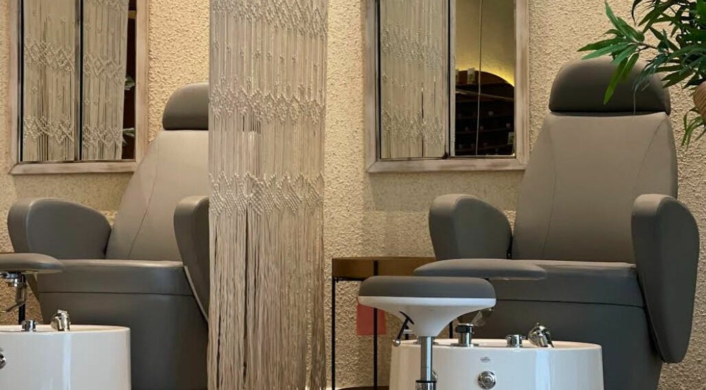 Luxurious pedicure chairs at Nails Oasis | واحة الاظافر, الرياض, منطقة الرياض, SA, featuring serene decor.