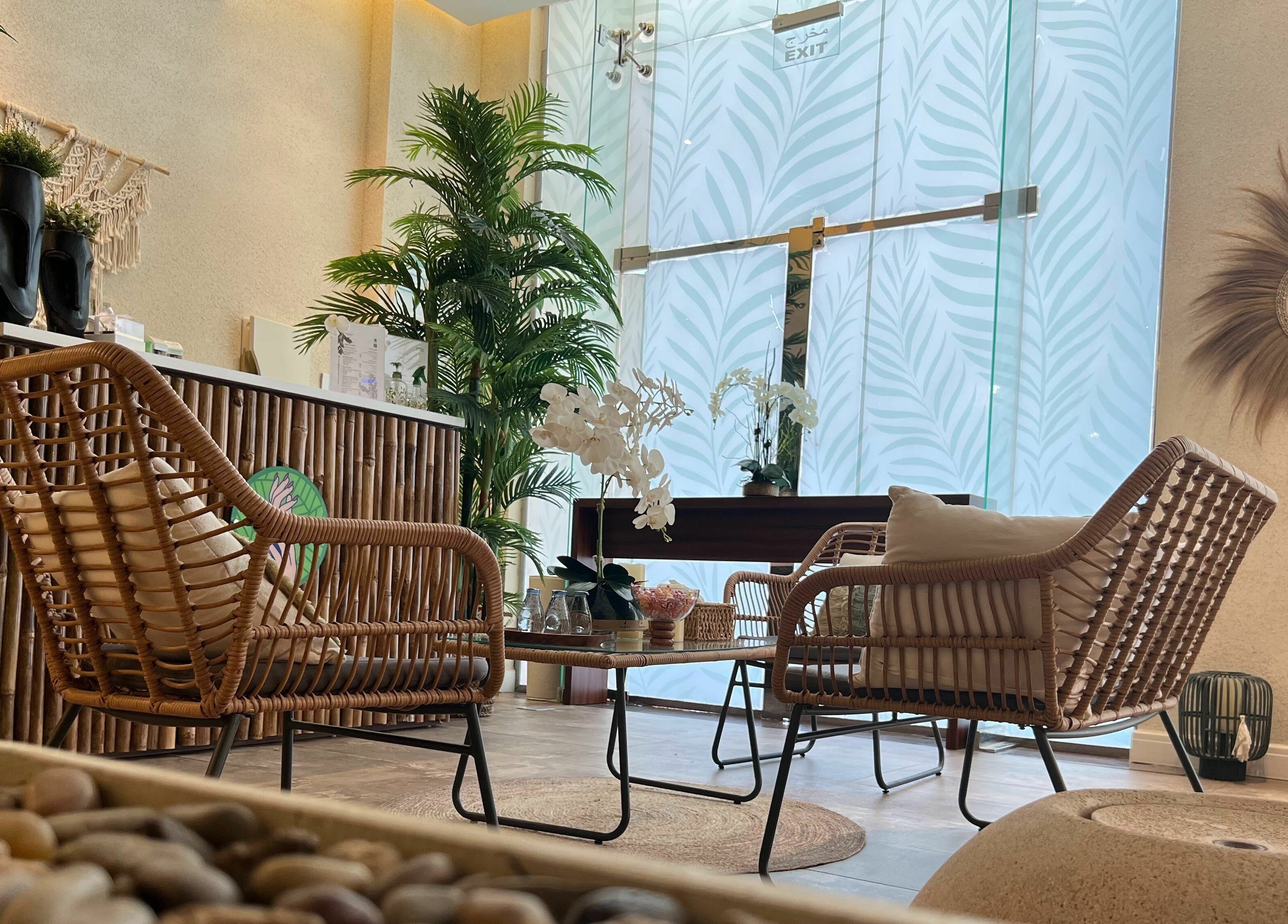 Relaxing seating area at Nails Oasis | واحة الاظافر, الرياض, منطقة الرياض, SA with plants and elegant decor.