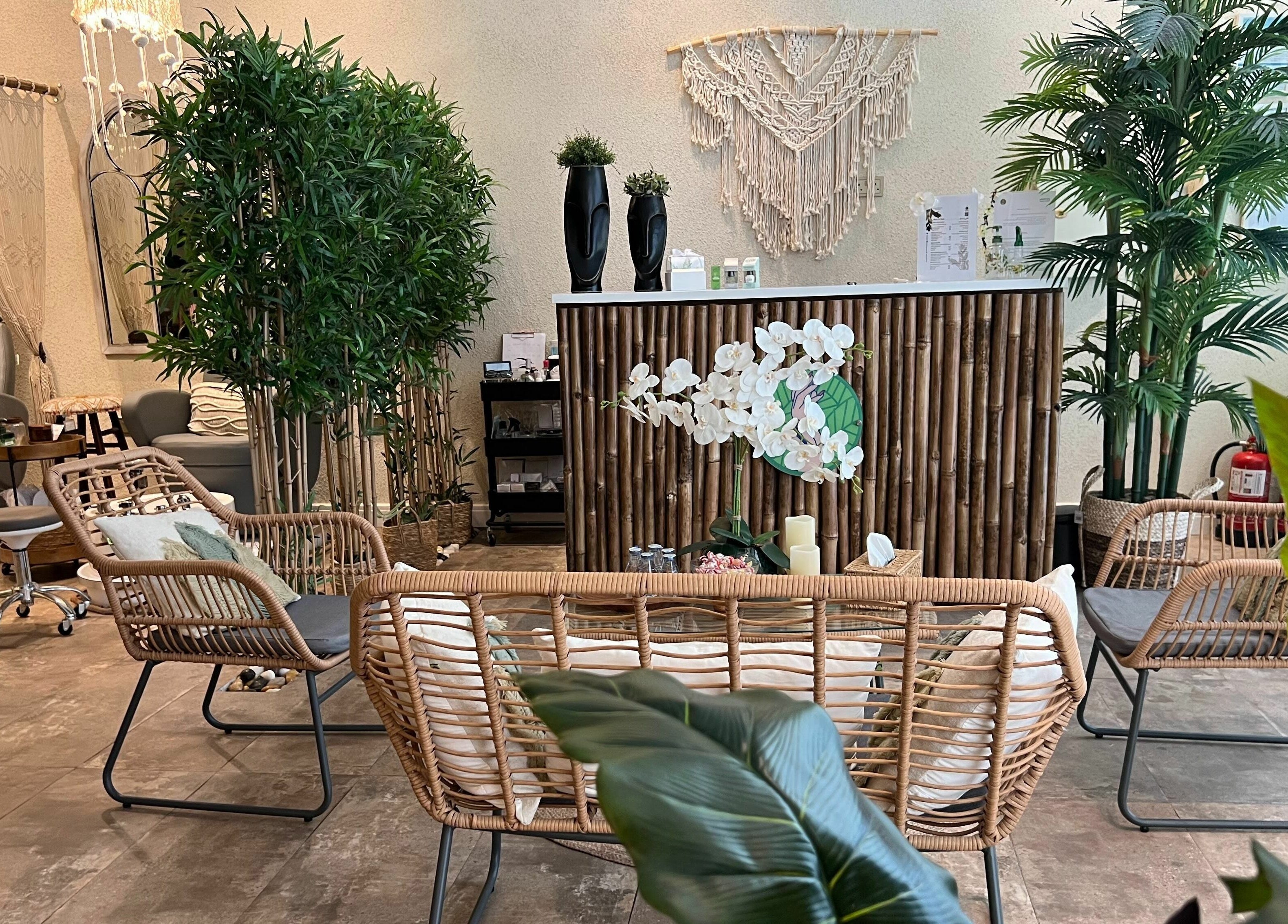 Inviting lounge at Nails Oasis | واحة الاظافر, الرياض, منطقة الرياض, SA with elegant decor and green plants.