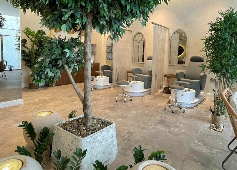 Luxurious spa interior at Nails Oasis | واحة الاظافر, الرياض, منطقة الرياض, SA, featuring lush greenery.