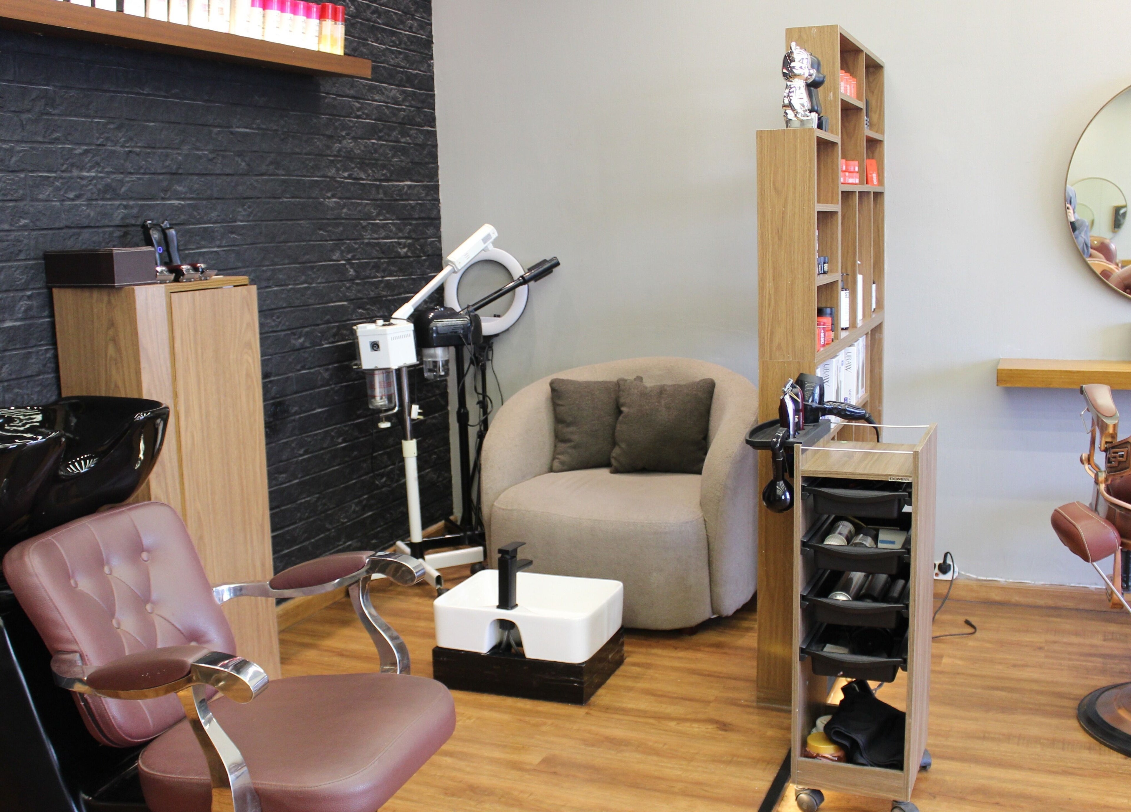 Modern salon interior at Silvio Gents Salon, دبي, دبي, AE, featuring plush chairs and elegant decor.