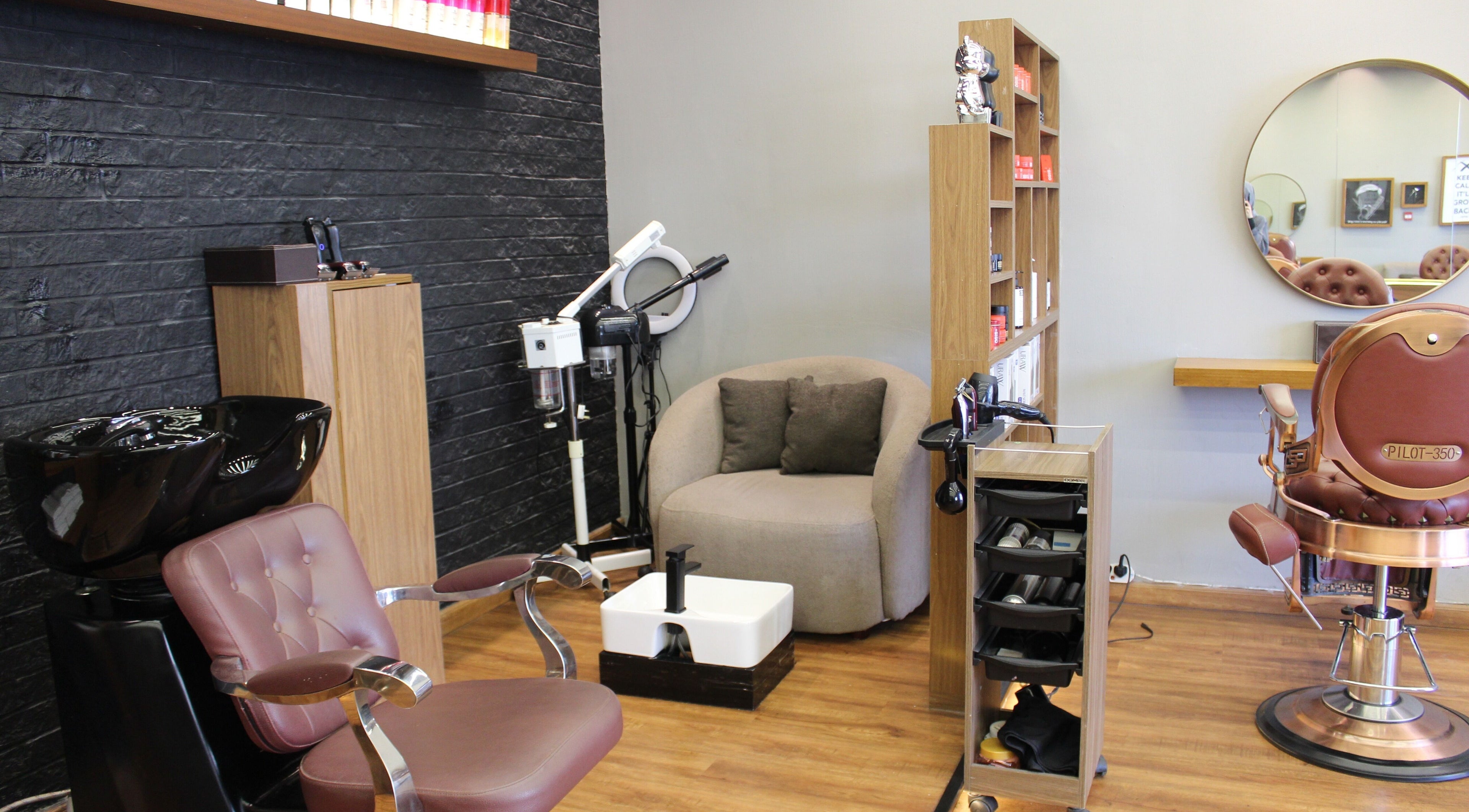 Modern salon interior at Silvio Gents Salon, دبي, دبي, AE, featuring plush chairs and elegant decor.