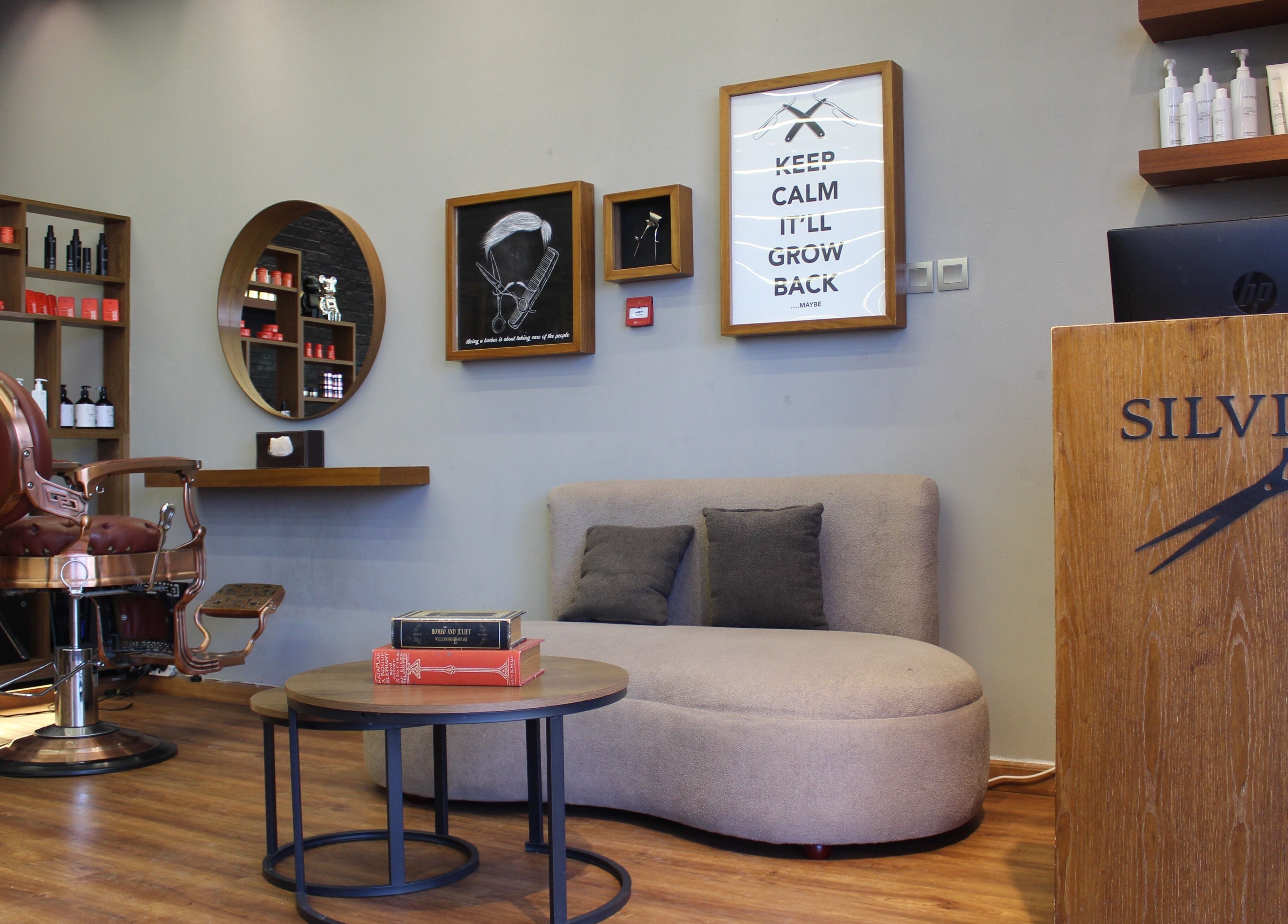 Elegant interior of Silvio Gents Salon in دبي, دبي, AE with luxurious barber chair and modern decor.