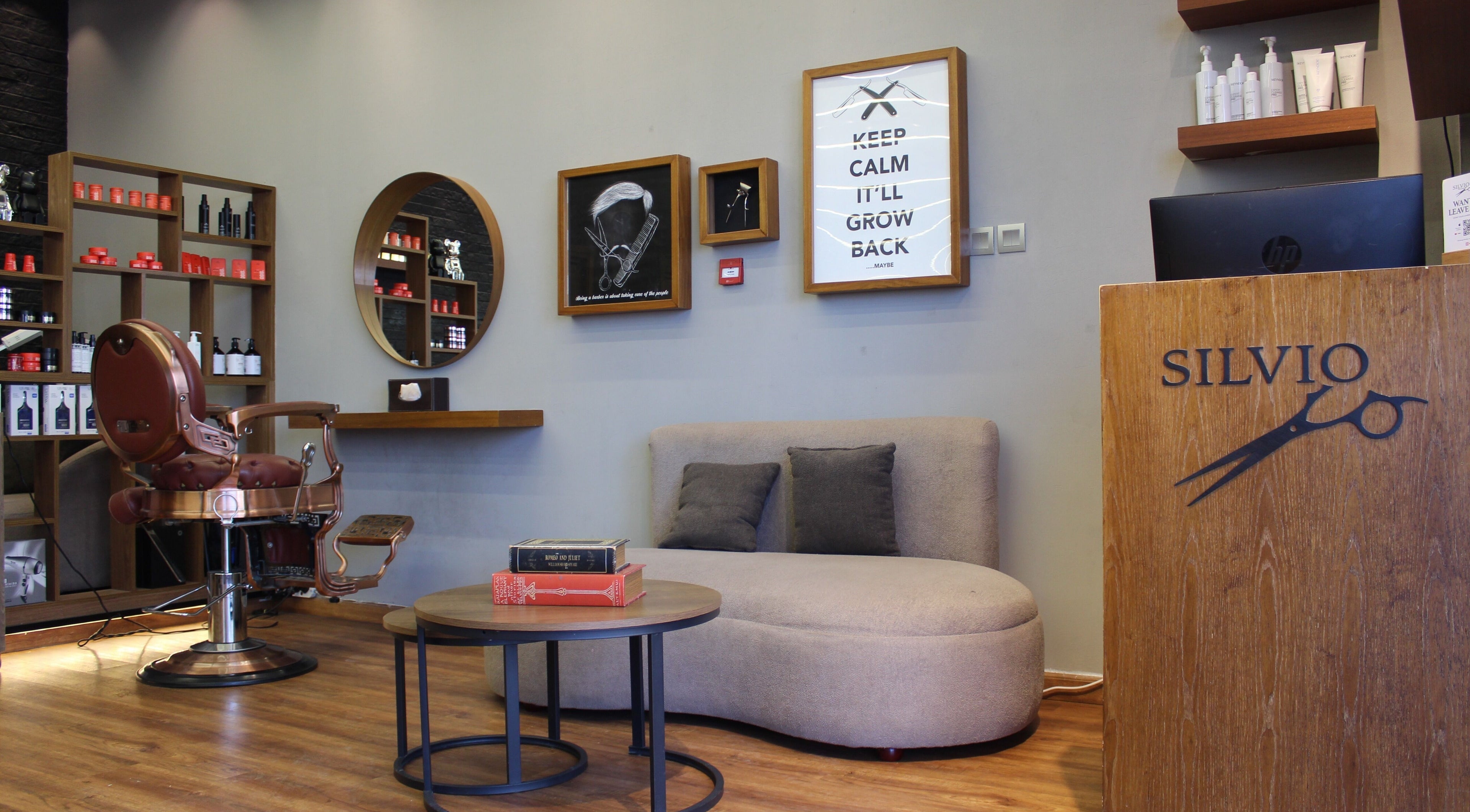 Elegant interior of Silvio Gents Salon in دبي, دبي, AE with luxurious barber chair and modern decor.