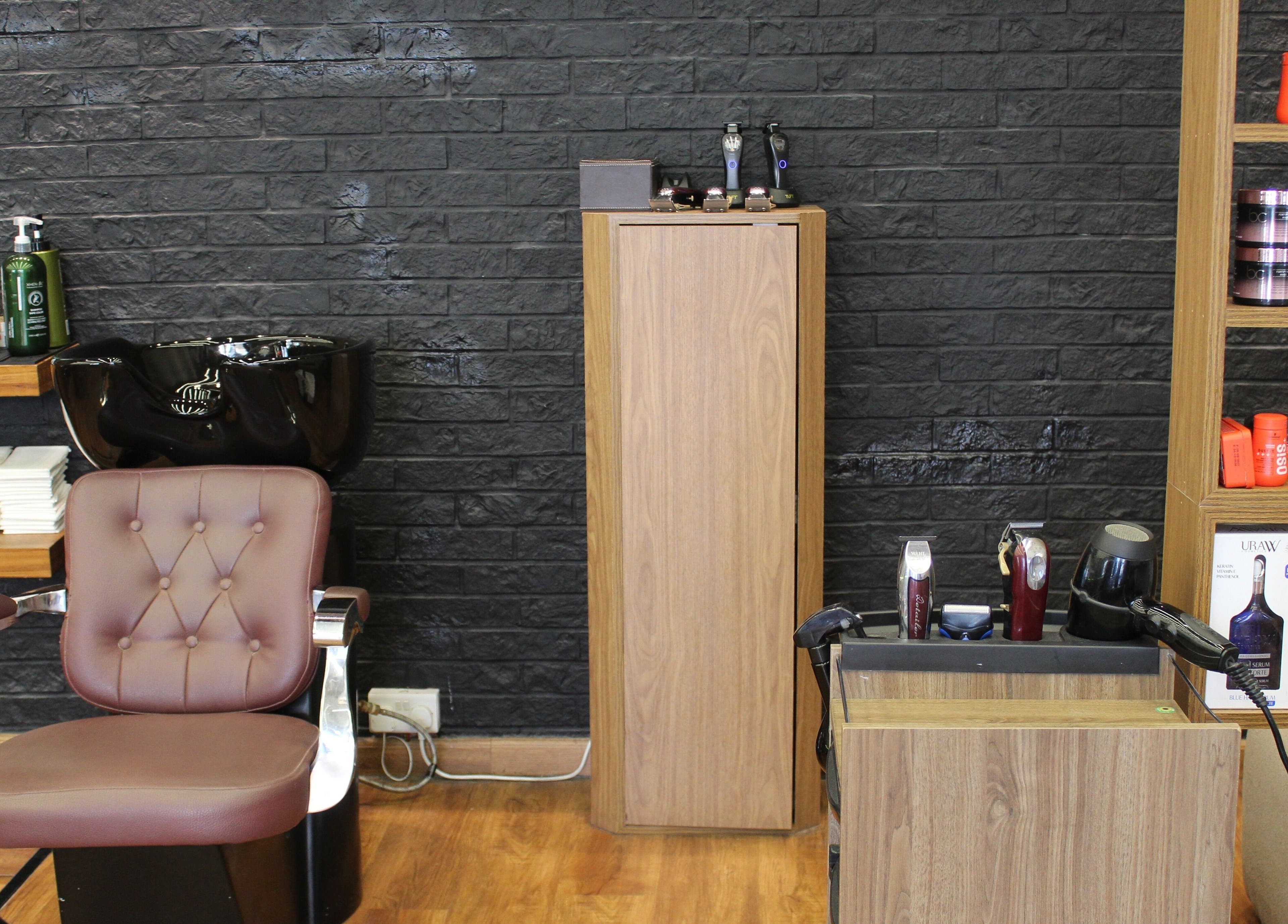Modern barber chair and products at Silvio Gents Salon, دبي, دبي, AE offering premium grooming services.