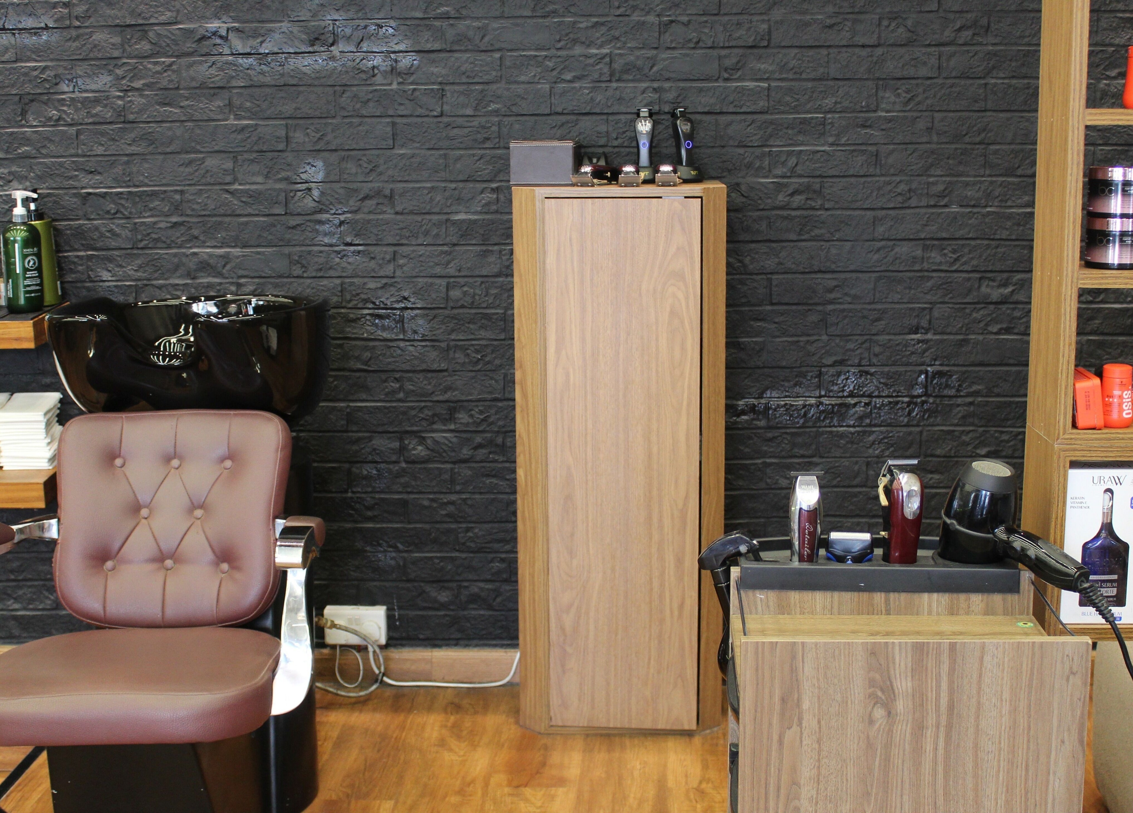 Modern barber chair and products at Silvio Gents Salon, دبي, دبي, AE offering premium grooming services.