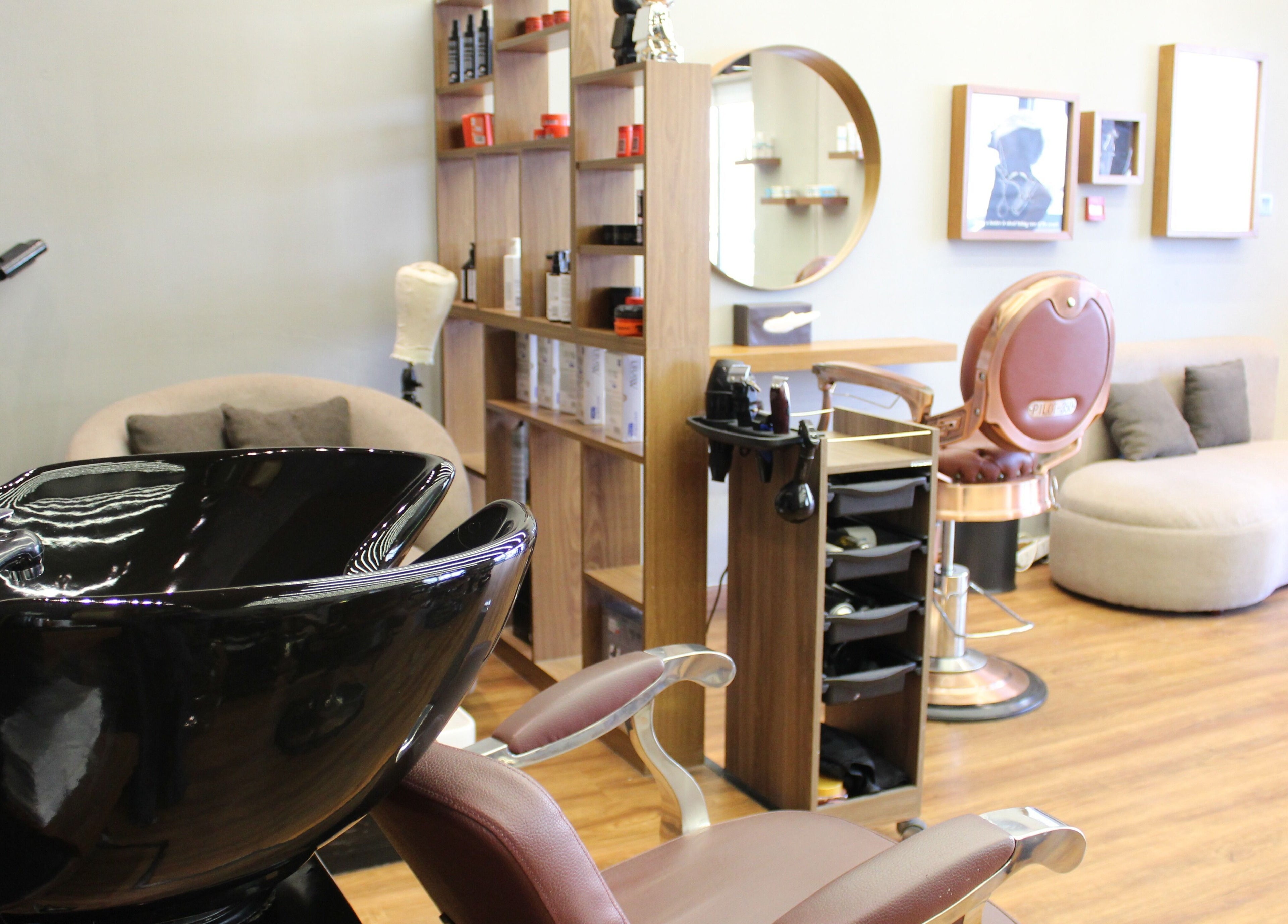 Relaxing interior of Silvio Gents Salon in دبي, دبي, AE with modern furniture and styling stations.