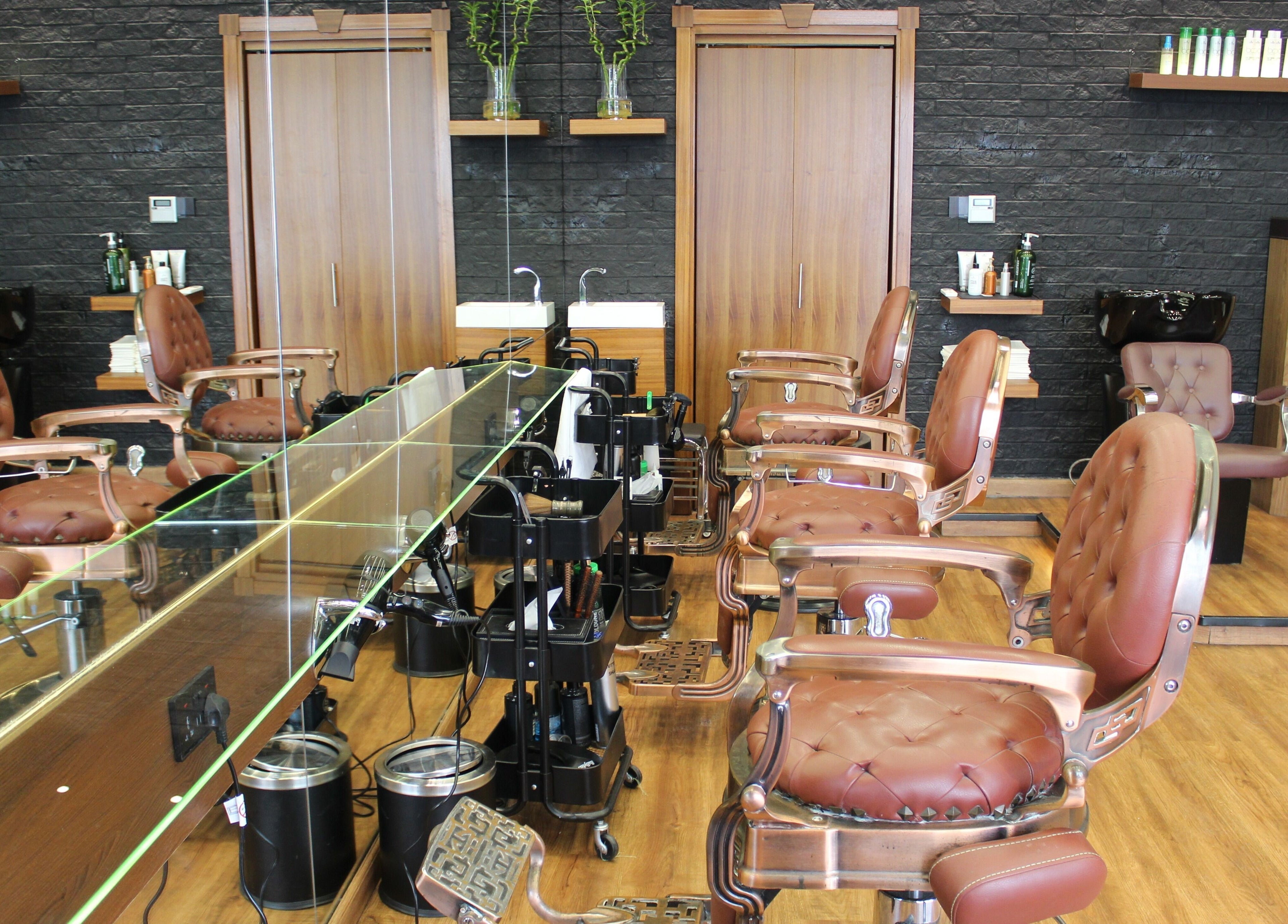 Elegant interior of Silvio Gents Salon in دبي, دبي, AE with luxury barber chairs and styling stations.