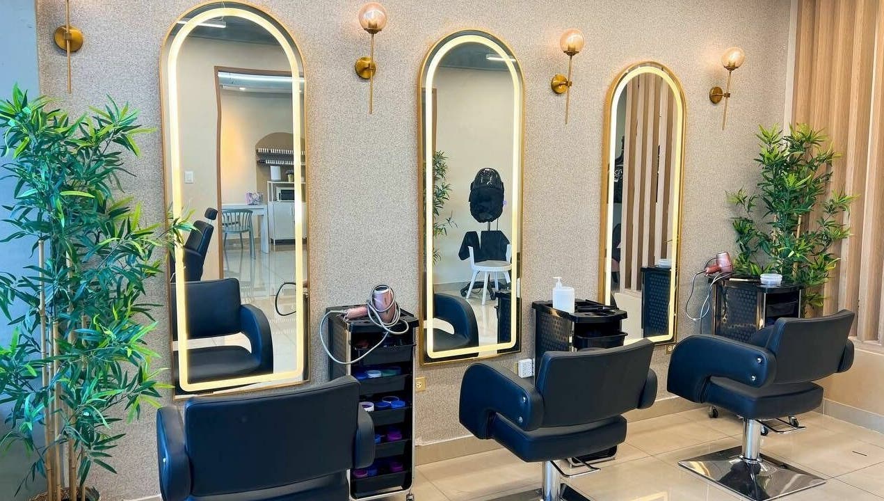 Interior moderno con espejos elegantes en Madiva Salón | Salón de belleza en San Cristóbal, San Cristóbal, DO.