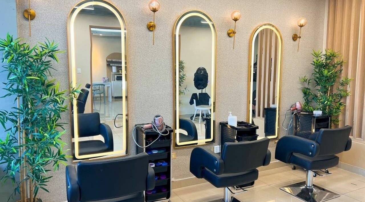 Interior moderno con espejos elegantes en Madiva Salón | Salón de belleza en San Cristóbal, San Cristóbal, DO.