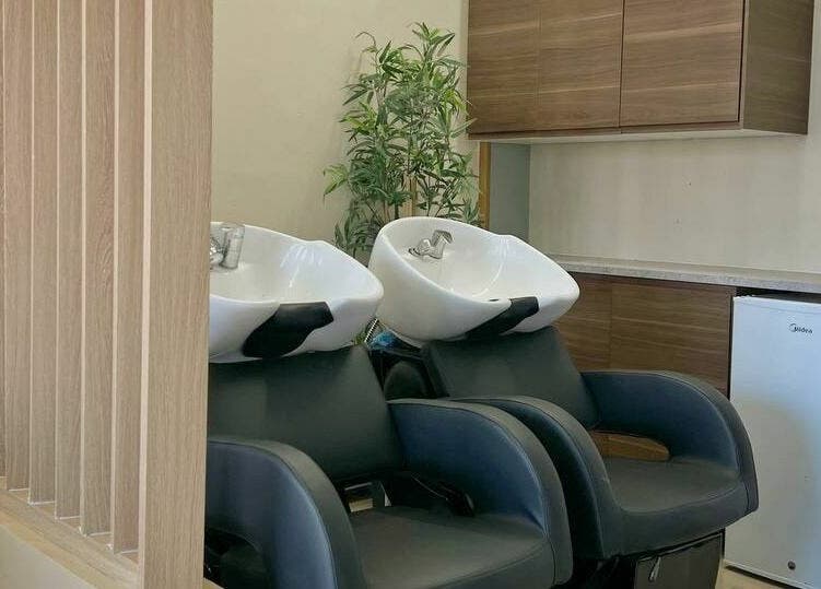 Zona de lavado en Madiva Salón | Salón de belleza en San Cristóbal, San Cristóbal, DO: estilo moderno y cómodo.