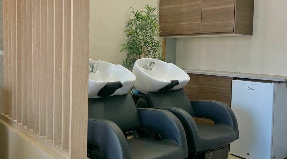 Zona de lavado en Madiva Salón | Salón de belleza en San Cristóbal, San Cristóbal, DO: estilo moderno y cómodo.