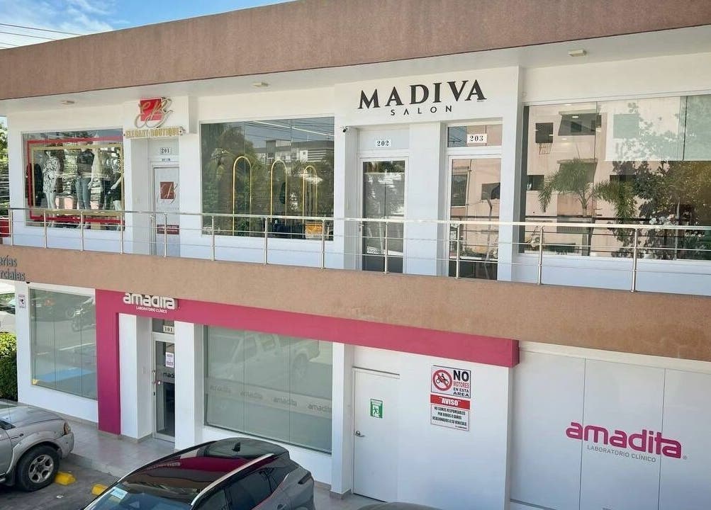 Entrada de Madiva Salón | Salón de belleza en San Cristóbal, San Cristóbal, DO, mostrando su fachada moderna.