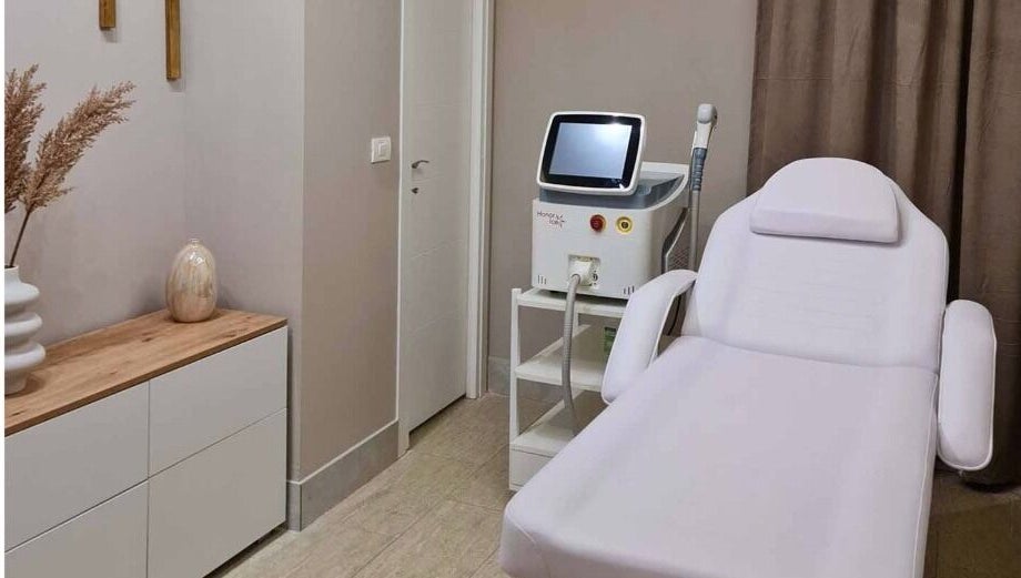 Cameră de tratament elegantă la Laserty Timișoara, Timișoara, Județul Timiș, RO cu pat de spa.