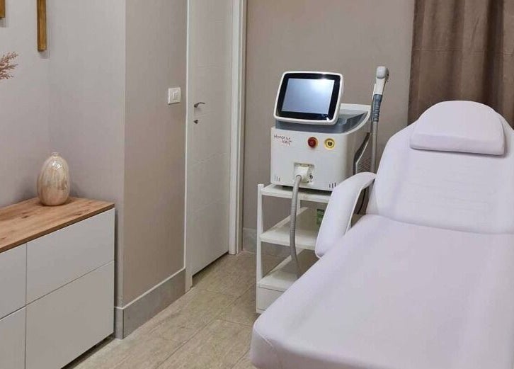 Cameră de tratament elegantă la Laserty Timișoara, Timișoara, Județul Timiș, RO cu pat de spa.