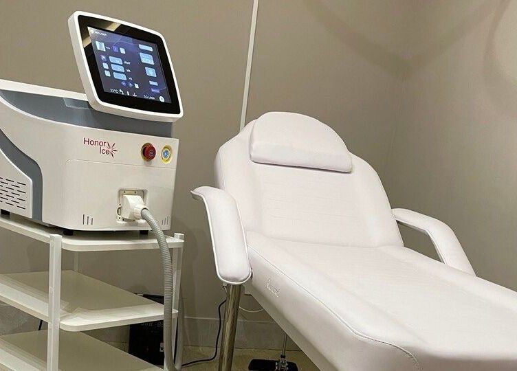 Aparat laser Honor Ice și pat confortabil la Laserty Timișoara, Județul Timiș, RO.