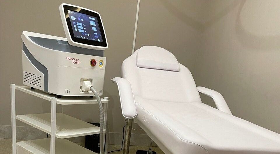 Aparat laser Honor Ice și pat confortabil la Laserty Timișoara, Județul Timiș, RO.