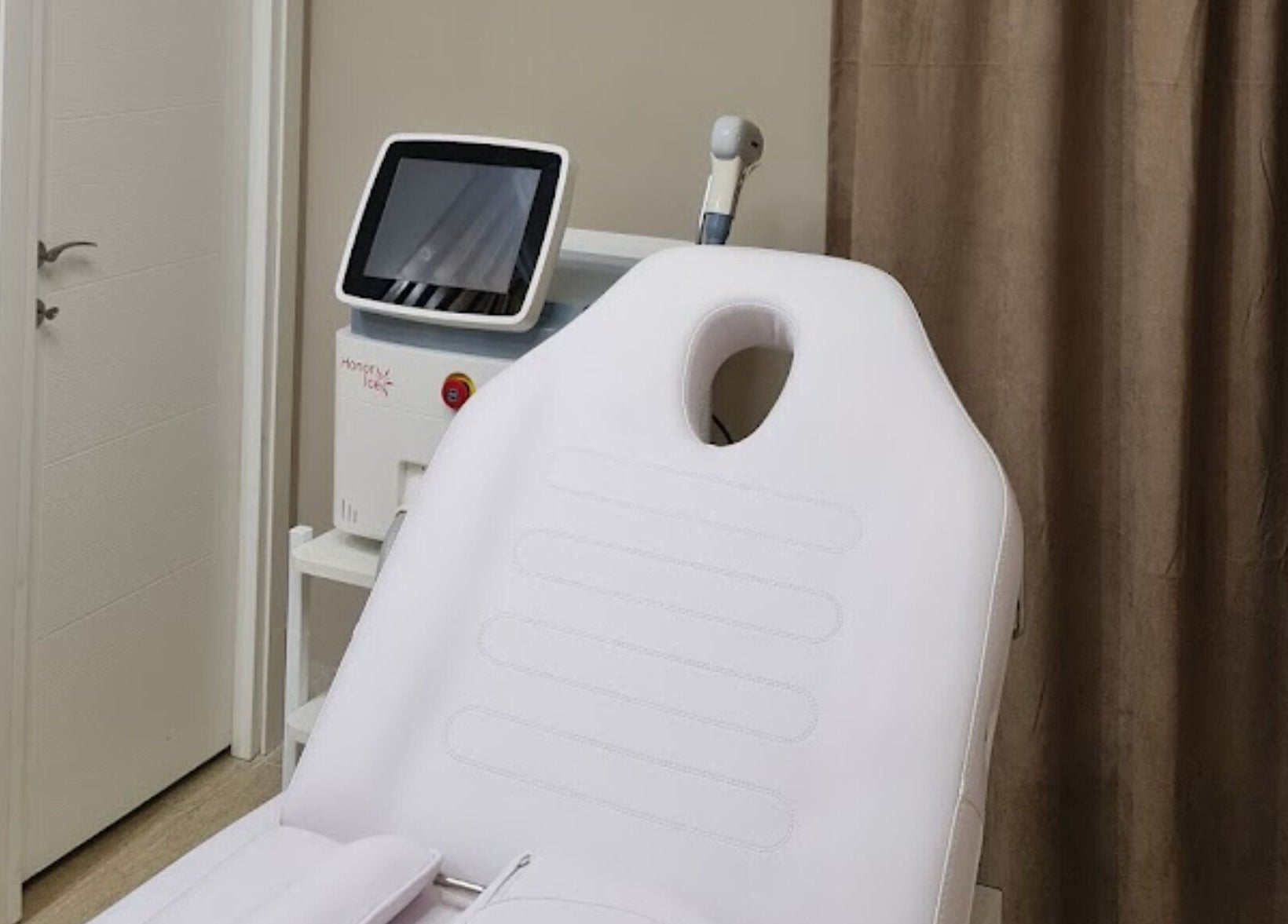 Scaun de relaxare în centrul Laserty Timisoara, Timișoara, Județul Timiș, RO, pentru tratamente estetice avansate.