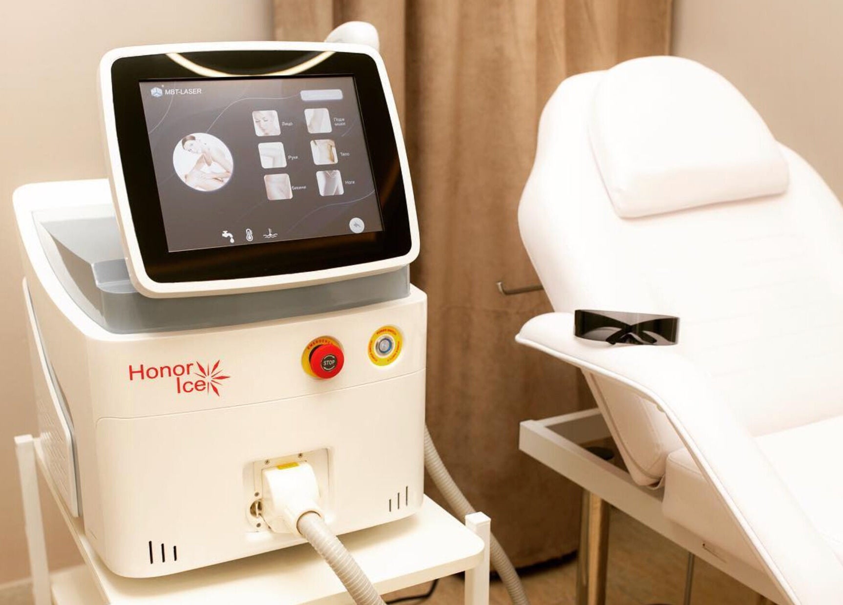 Echipament laser modern la Laserty Timișoara, Județul Timiș, RO pentru tratamente de înfrumusețare.