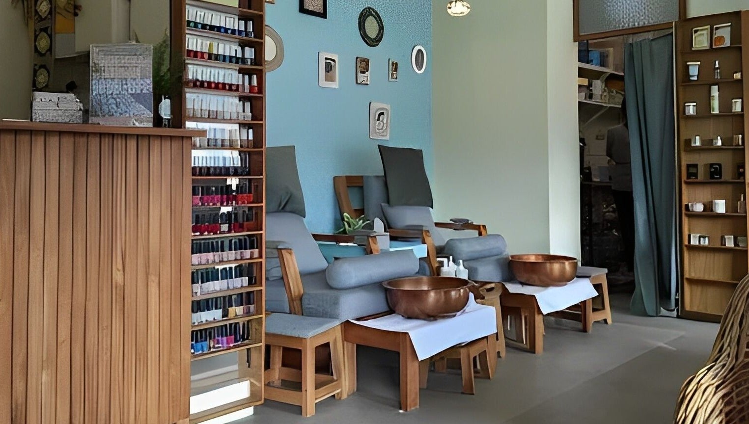 Relaxed nail salon seating at FRESH! Beauty Lounge Uluwatu, Bali, Bali, ID with colorful polish display.