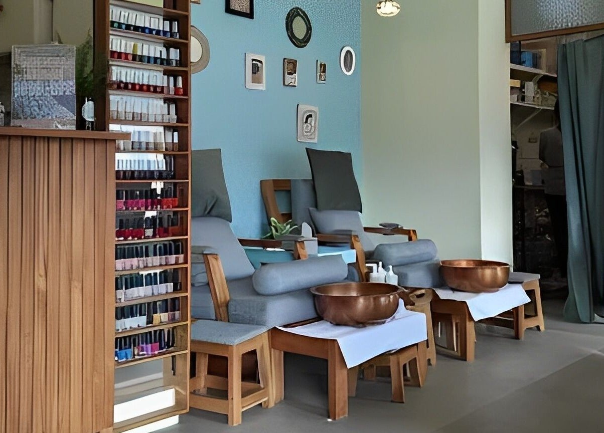 Relaxed nail salon seating at FRESH! Beauty Lounge Uluwatu, Bali, Bali, ID with colorful polish display.