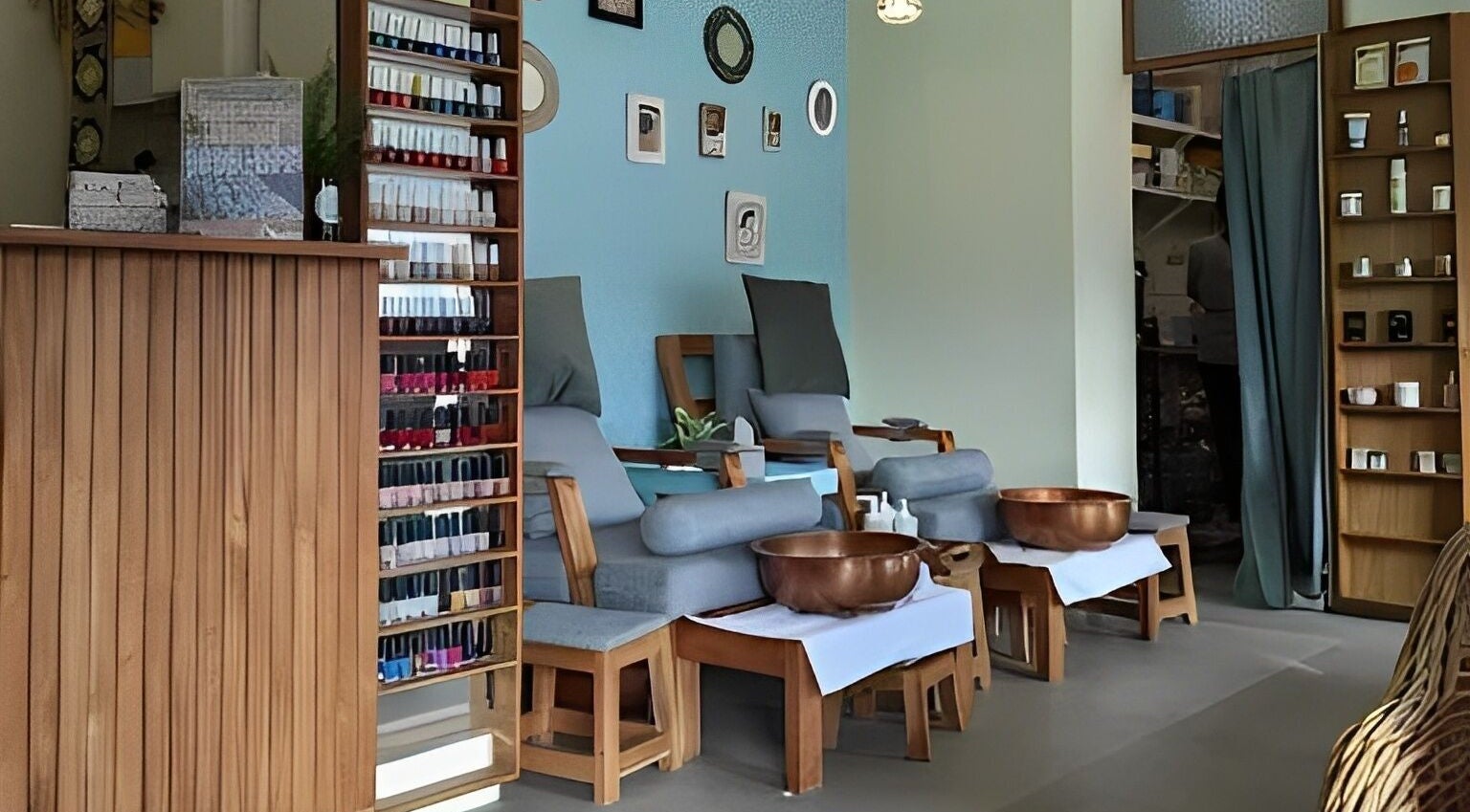 Relaxed nail salon seating at FRESH! Beauty Lounge Uluwatu, Bali, Bali, ID with colorful polish display.