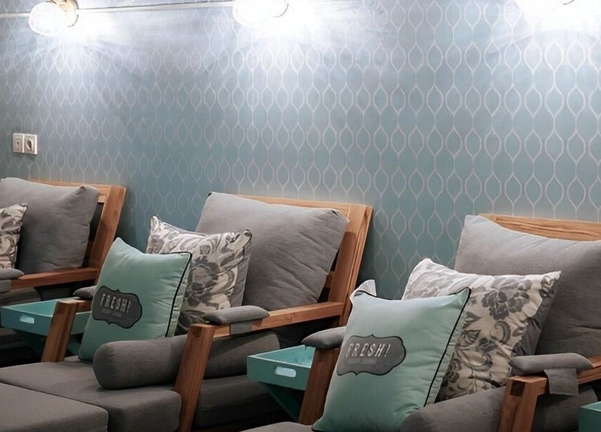 Chic seating area in FRESH! Beauty Lounge Uluwatu, Bali, ID with plush chairs and elegant decor.