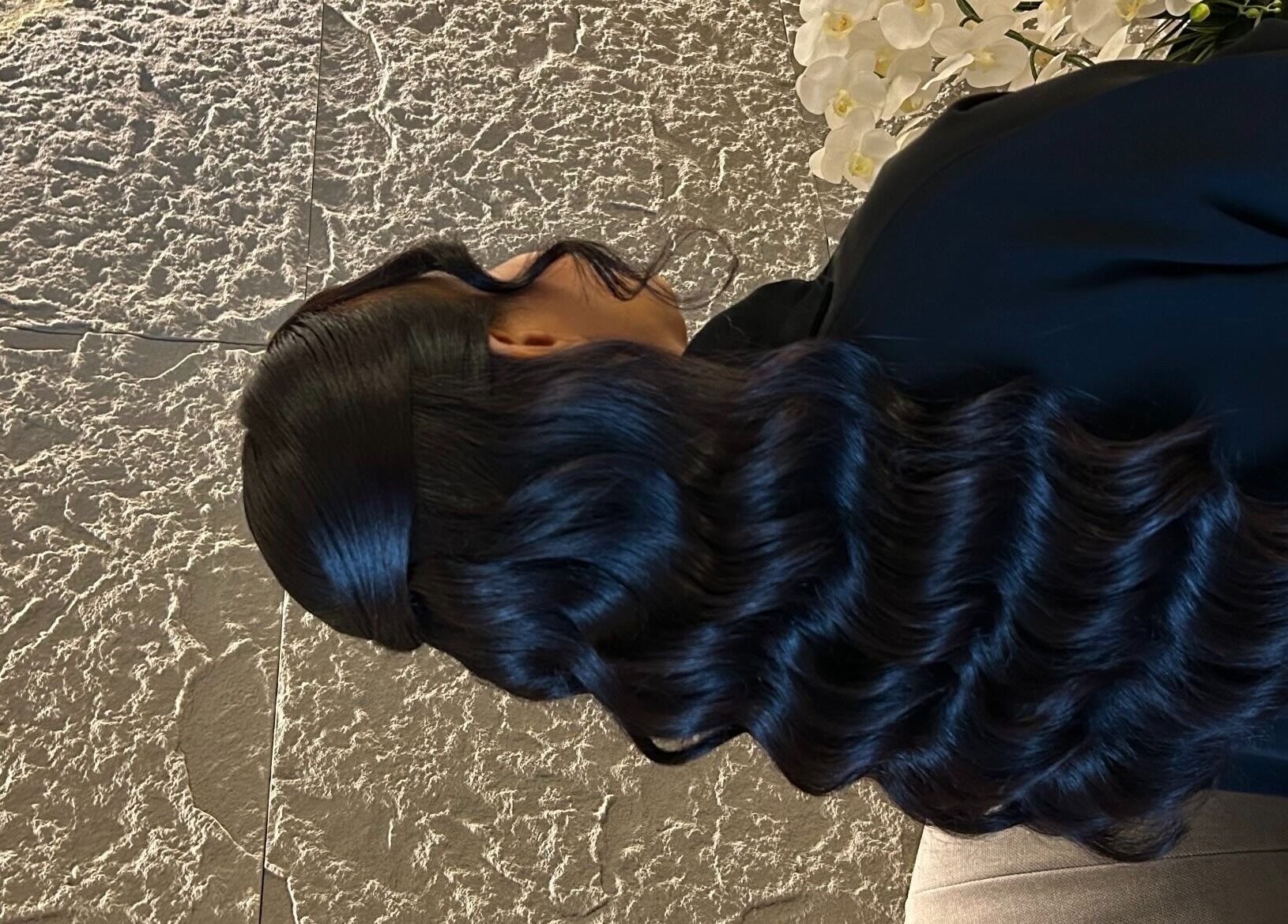 تسريحة شعر متموجة لامعة في Top Coat elite Ladies Salon بالخبر, المنطقة الشرقية, SA.