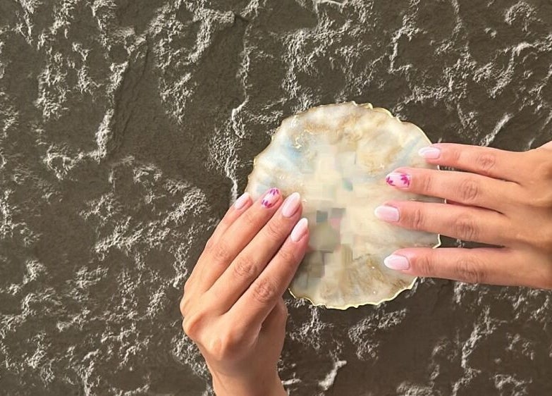 عرض فني للأظافر بطلاء أنيق في Top Coat elite Ladies Salon, الخبر, المنطقة الشرقية, SA.