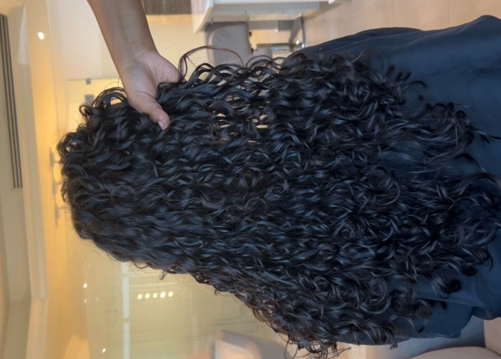 تسريحة شعر مجعد في صالون توب كوت اليت في الخبر, المنطقة الشرقية, SA.