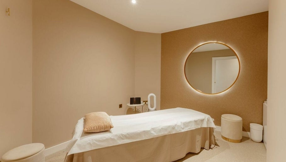 🇬🇧 Dr Rapha Beauty Clinic image 1