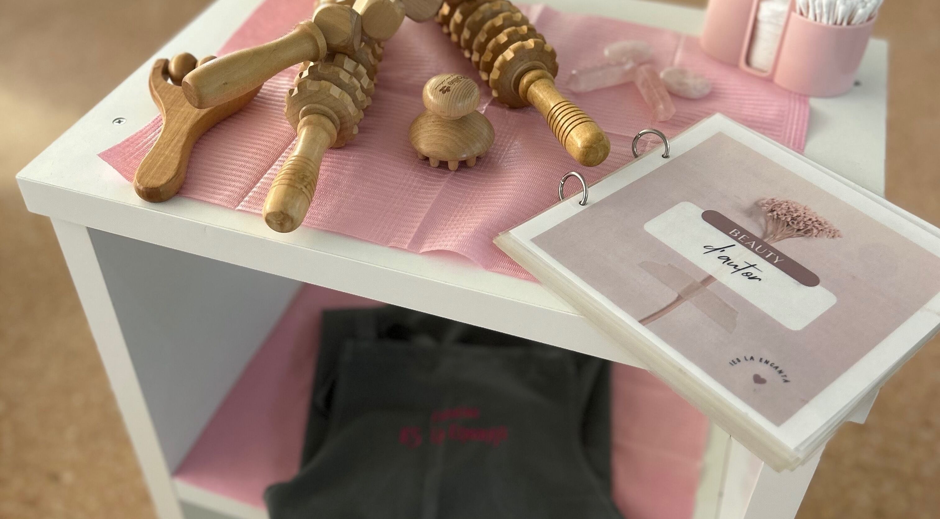 Utensilios de masaje en Ies La Encantá (GRADO MEDIO ESTÉTICA), Rojales, Comunidad Valenciana, ES.