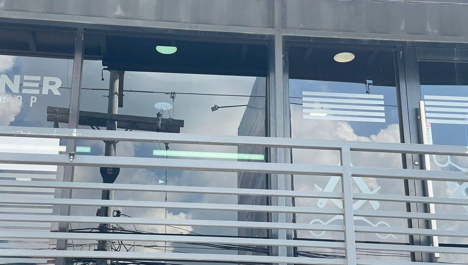 Fachada de Garbo Container en San Pedro Sula, HN con reflejos en vidrio y diseño moderno.