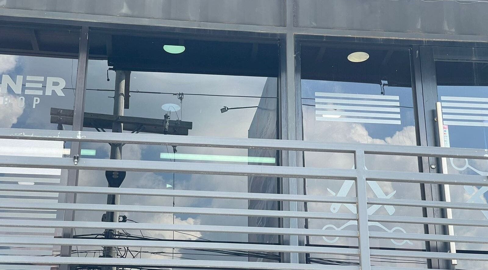 Fachada de Garbo Container en San Pedro Sula, HN con reflejos en vidrio y diseño moderno.